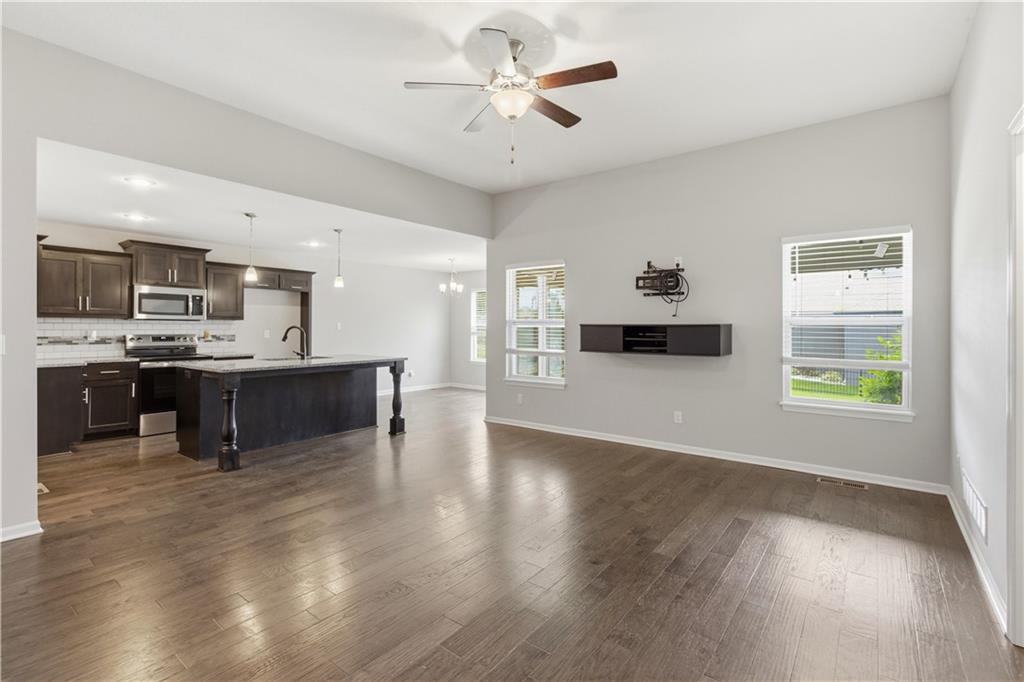 14223 Amanda Lane Basehor, KS 66007 - Photo 4 of 44
