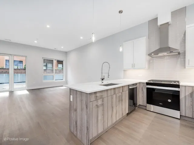 $2,995 | 2139 West Madison Street, Unit 201, Chicago, IL 60612