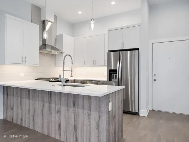 $2,995 | 2139 West Madison Street, Unit 201, Chicago, IL 60612