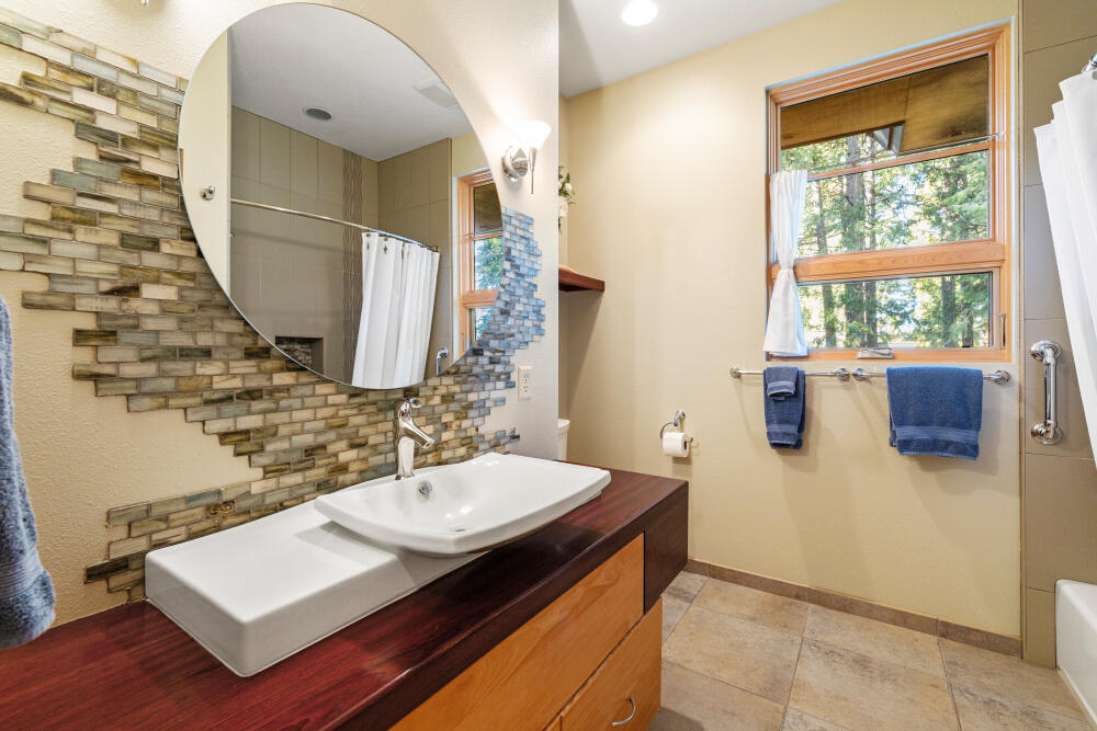 11421 Kestrel Road Klamath Falls, OR 97601 - Photo 42 of 55 Bath 2