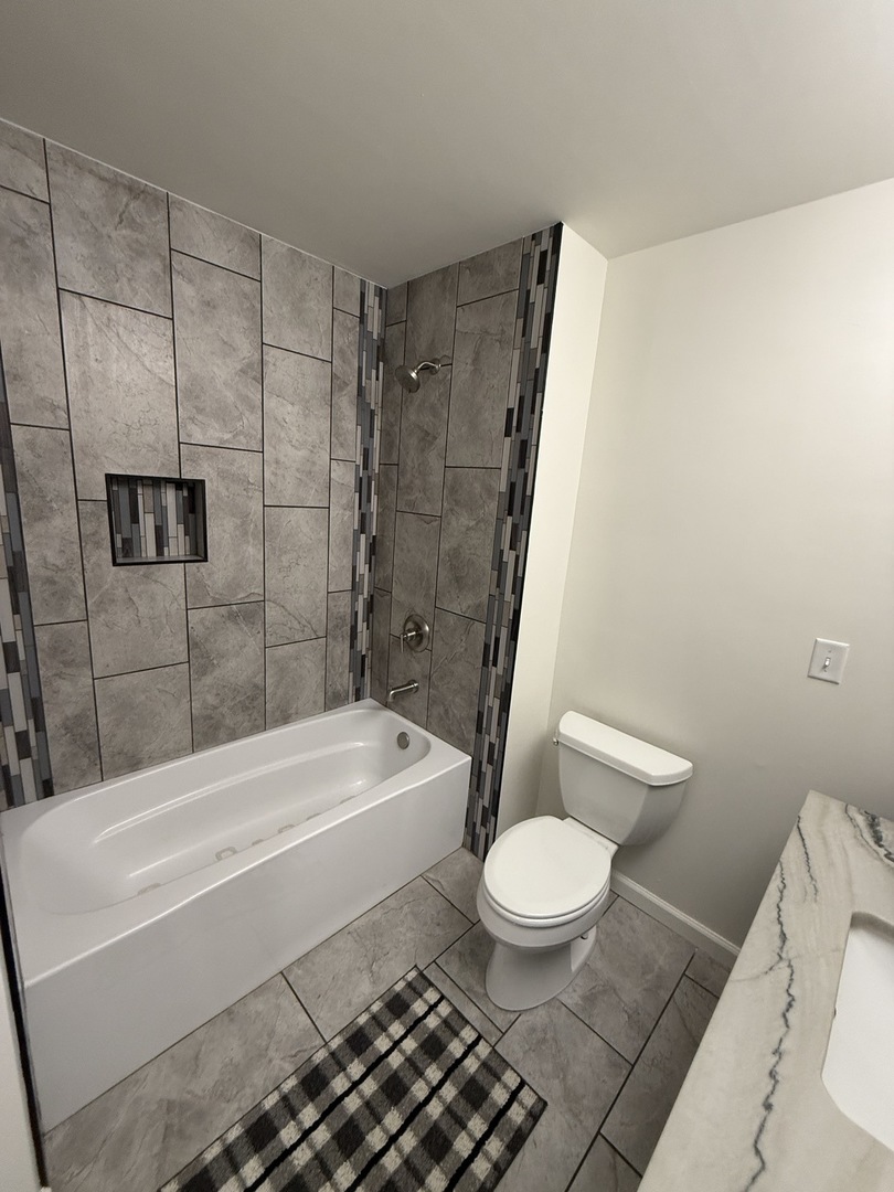 185 Jacqueline Street Morris, IL 60450 - Photo 10 of 19 a bathroom with a white toilet a sink and bathtub