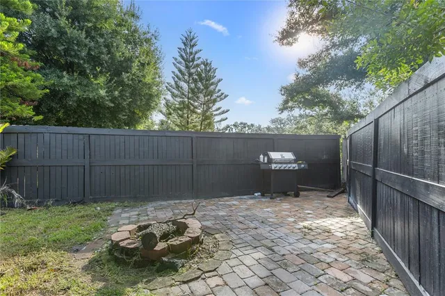 a view of a backyard