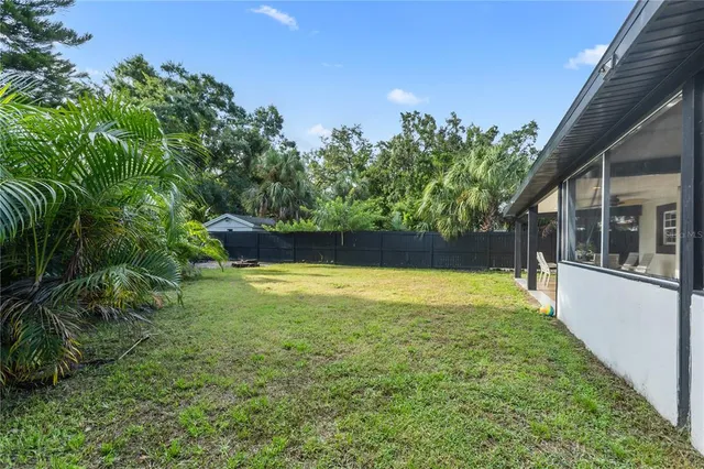 a view of a backyard