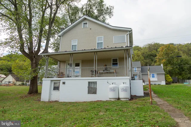 a view of a house with a yard and garage
