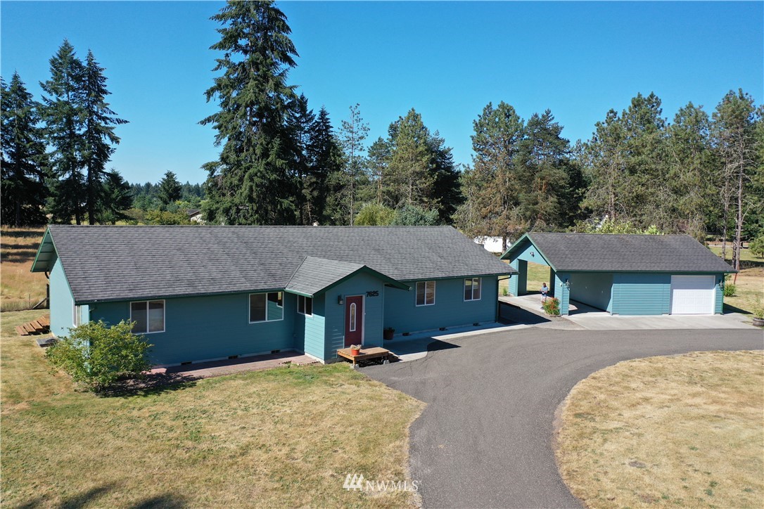 7625 187th Avenue Southwest Rochester, WA 98579 - Photo 26 of 38 a front view of a house with a garden