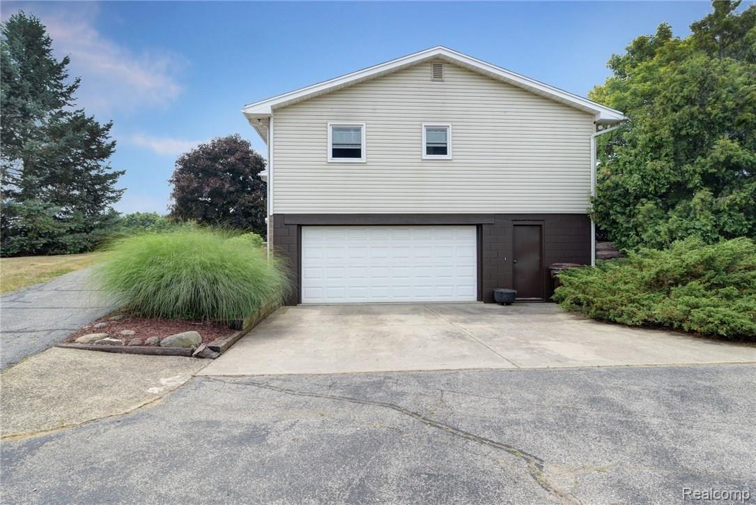 1362 Brogan Road Stockbridge, MI 49285 - Photo 5 of 36 Garage and Parking