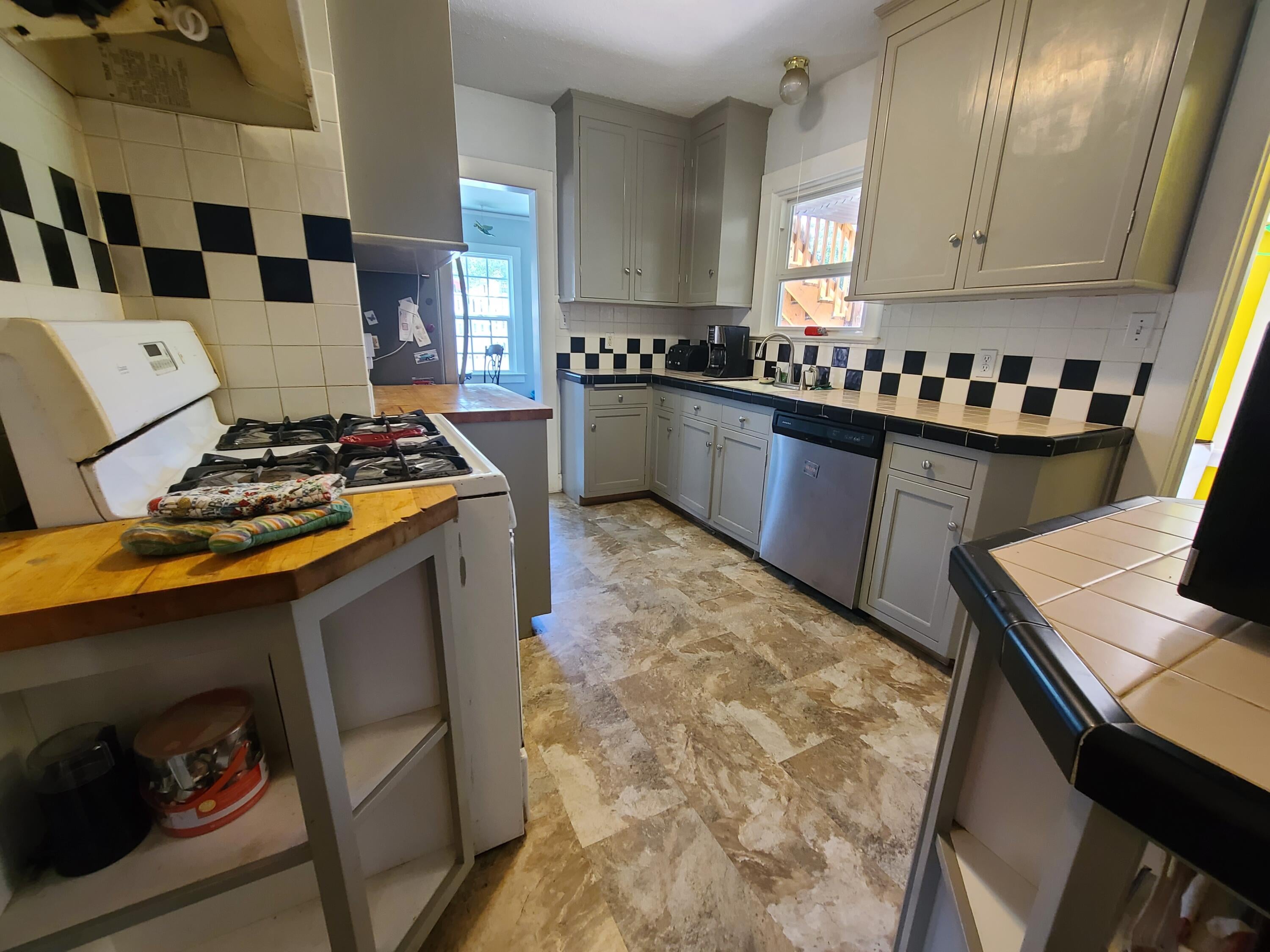 1120 Reddy Avenue Medford, OR 97504 - Photo 7 of 21 Kitchen 2