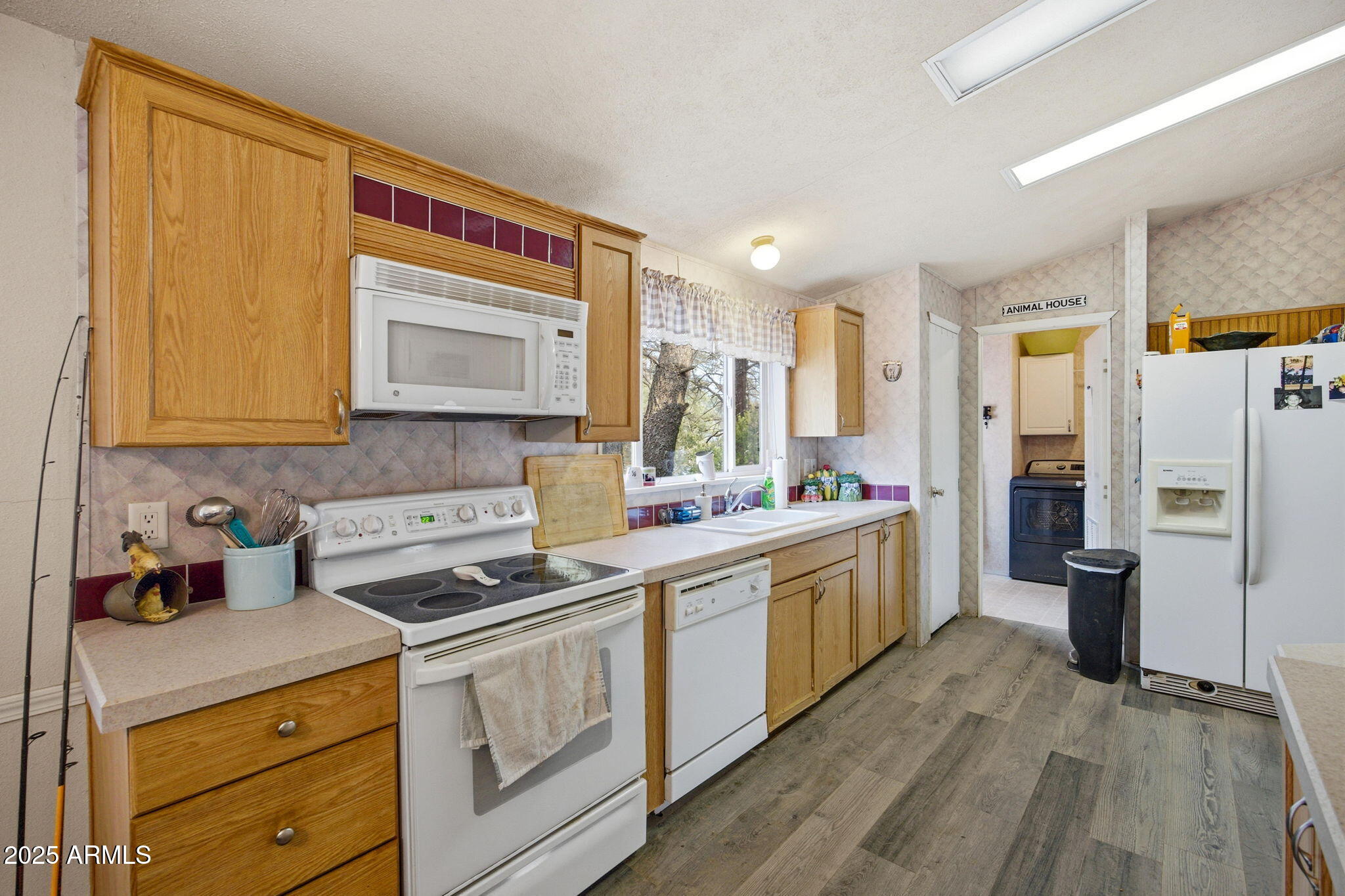 2190 Wildlife Trail Overgaard, AZ 85933 - Photo 10 of 34 a kitchen with stainless steel appliances a stove a sink and a refrigerator