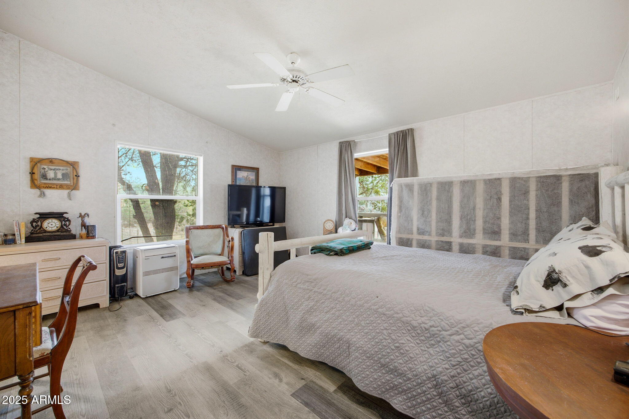 2190 Wildlife Trail Overgaard, AZ 85933 - Photo 14 of 34 a bed room with a bed and a couch