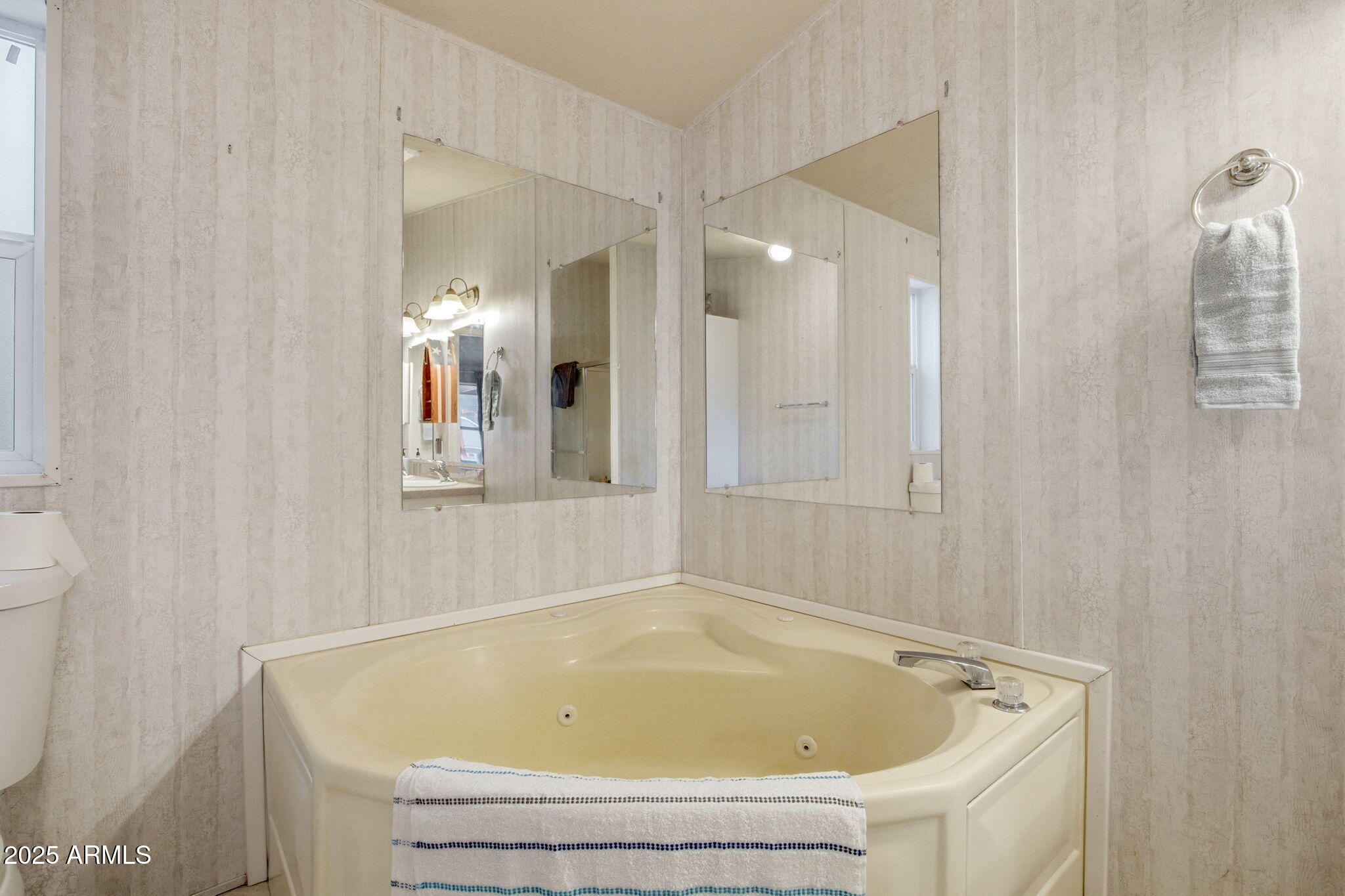 2190 Wildlife Trail Overgaard, AZ 85933 - Photo 18 of 34 a bathroom with a tub and shower