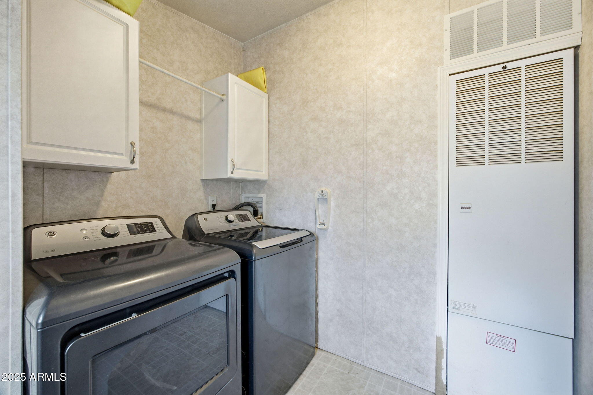 2190 Wildlife Trail Overgaard, AZ 85933 - Photo 22 of 34 a utility room with dryer and washer