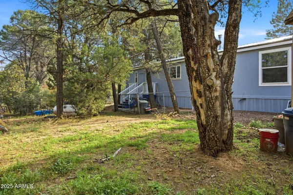 a view of a house with backyard