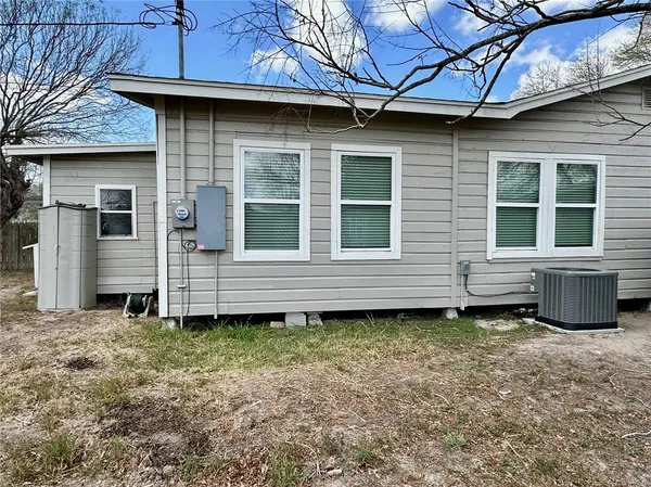 $165,000 | 1021 East B Avenue, Kingsville, TX 78363