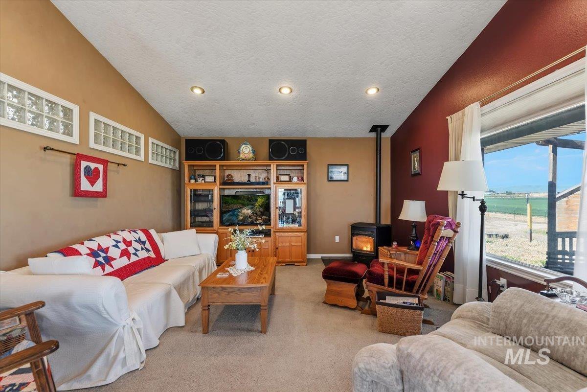 2331 Gulley Road Homedale, ID 83628 - Photo 7 of 46 Spacious interior featuring a vaulted ceiling and recessed lighting