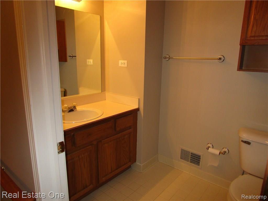130 Pine Tree Ridge, Unit 50 Waterford, MI 48327 - Photo 16 of 22