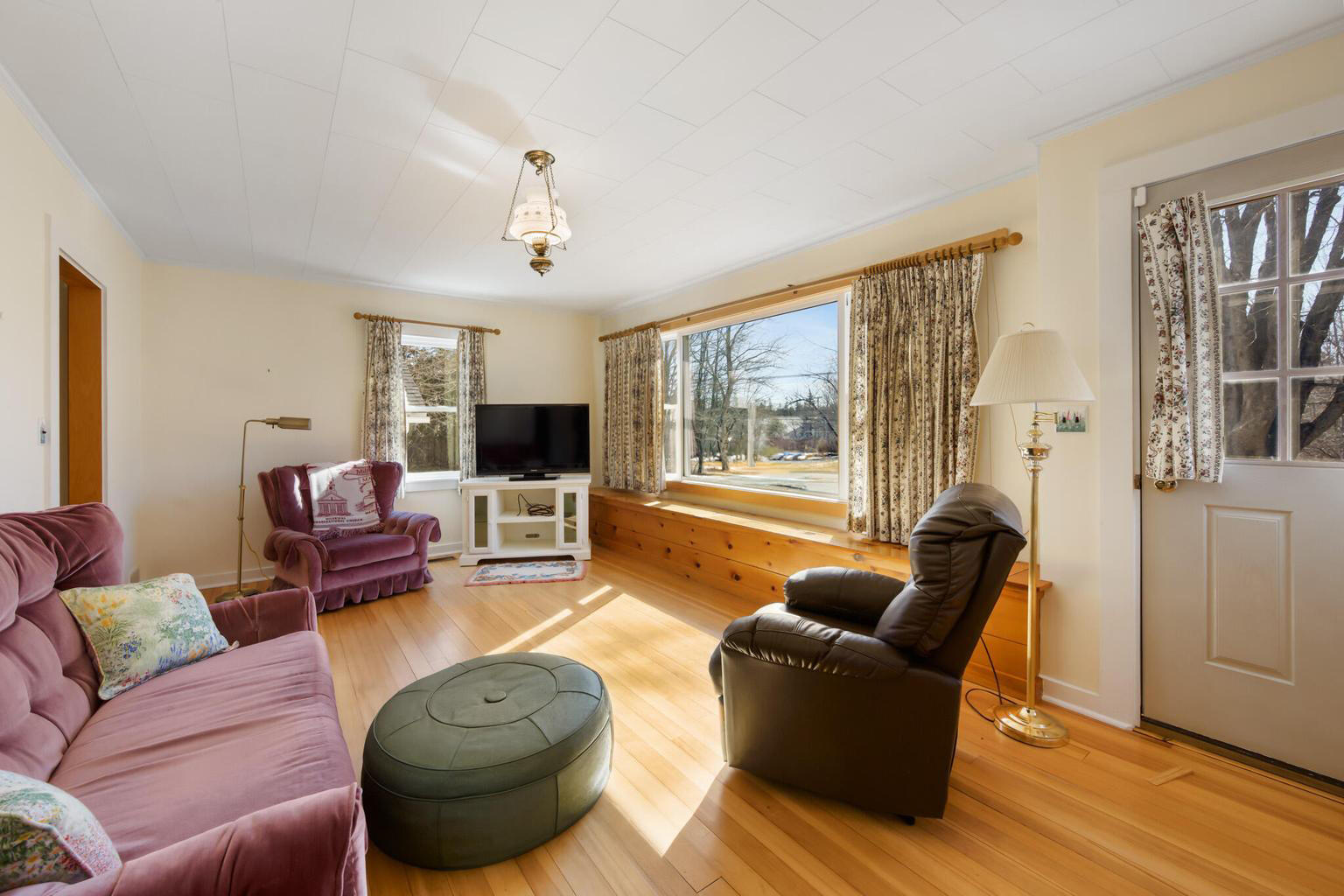 24 Washington Street Milbridge, ME 04658 - Photo 11 of 42 Livingroom