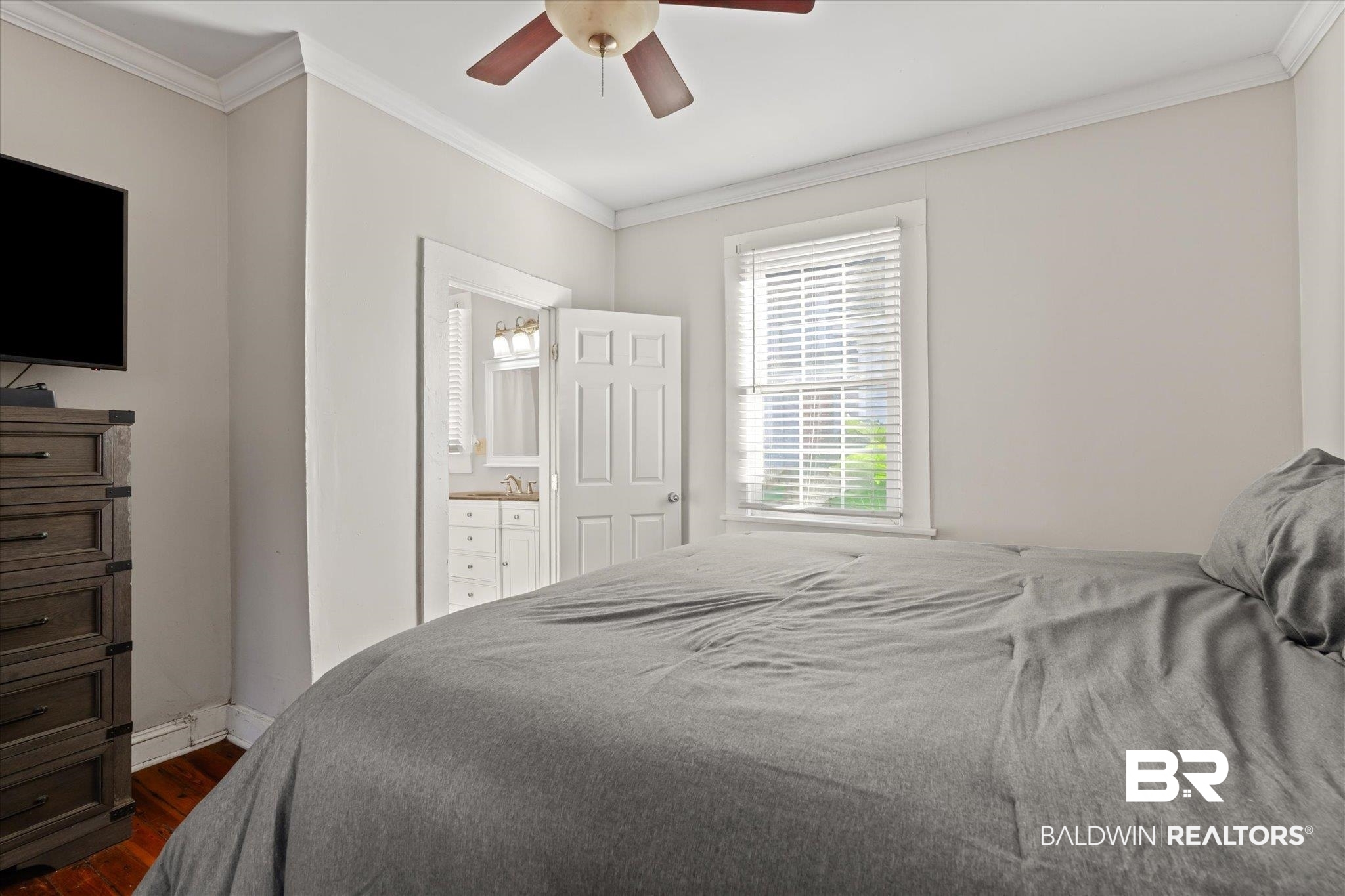 7 Rickarby Place Mobile, AL 36606 - Photo 12 of 20 Bedroom featuring ensuite bathroom, ceiling fan, ornamental molding, and dark hardwood / wood-style floors