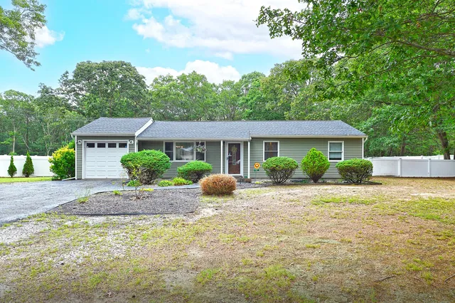 $565,000 | 152 East Woodside Avenue, Patchogue, NY 11772