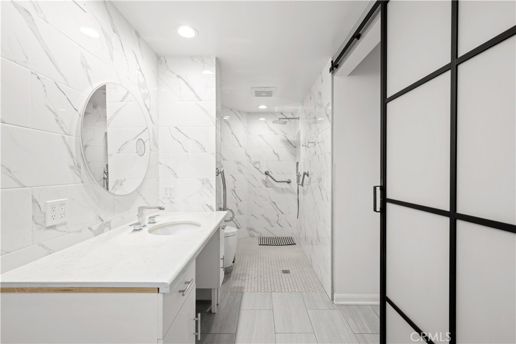 1277 South Beverly Glen Boulevard, Unit 405 Los Angeles, CA 90024 - Photo 13 of 34 Main Bath