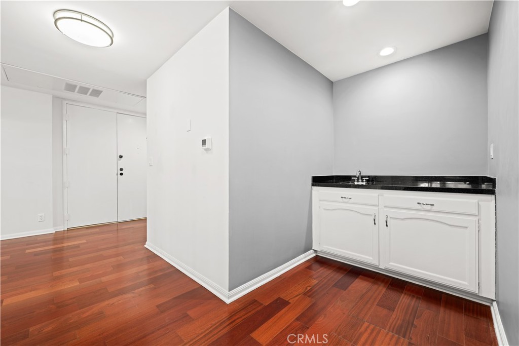 1277 South Beverly Glen Boulevard, Unit 405 Los Angeles, CA 90024 - Photo 5 of 34 Wet Bar