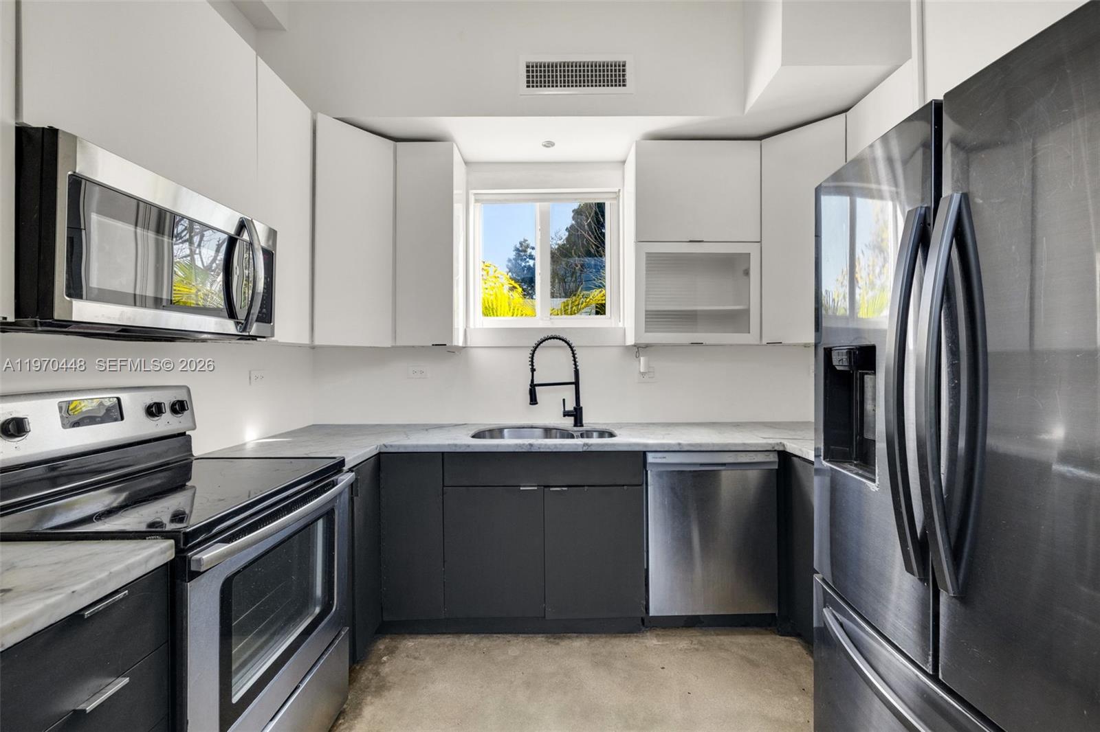 6014 Southwest 22nd Street Miami, FL 33155 - Photo 9 of 61