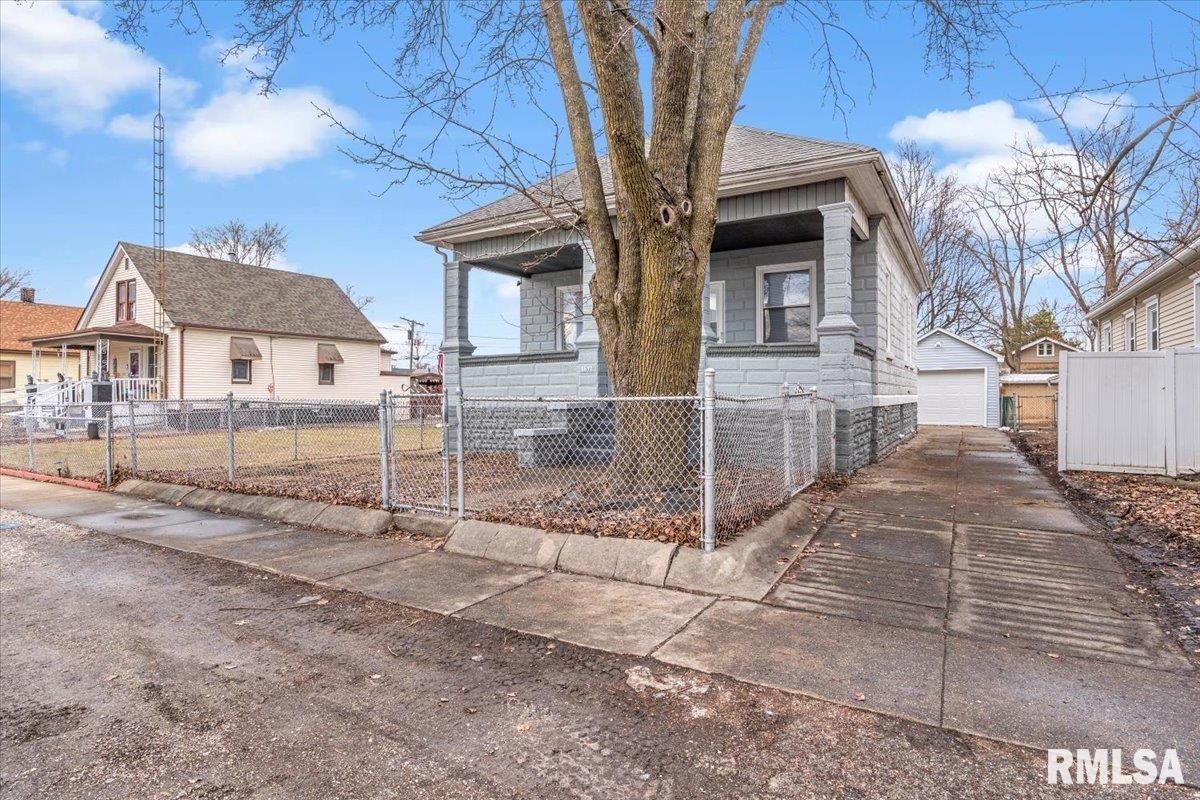 1617 East Cummins Avenue Springfield, IL 62702 - Photo 2 of 32