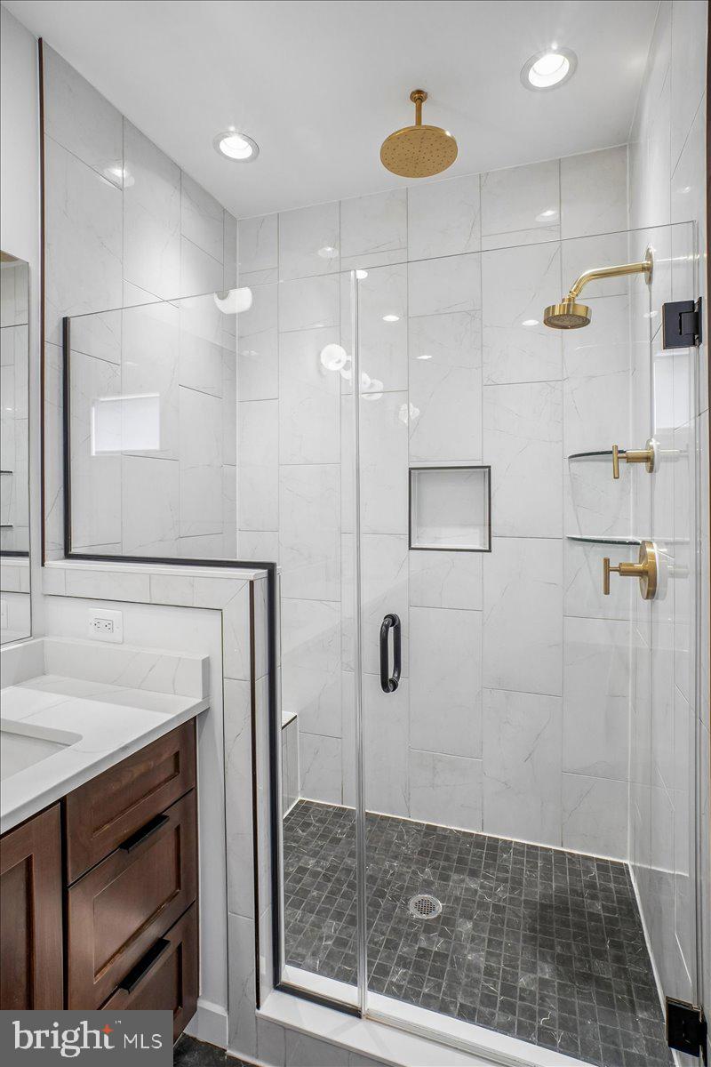 11711 Paysons Way Reston, VA 20191 - Photo 37 of 64 Walk-in Glass Shower