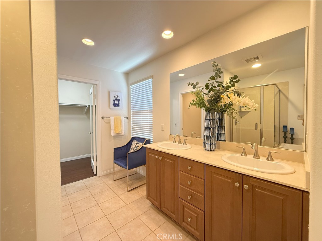 81 Keepsake Irvine, CA 92618 - Photo 30 of 39 Upstairs second bathroom