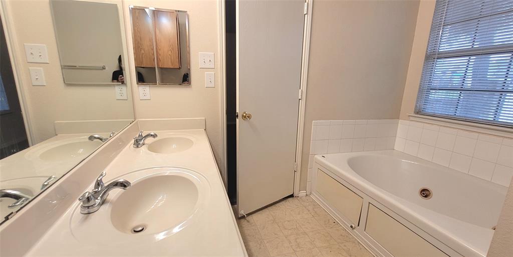 8470 Goldfinch Way Dallas, TX 75249 - Photo 15 of 20