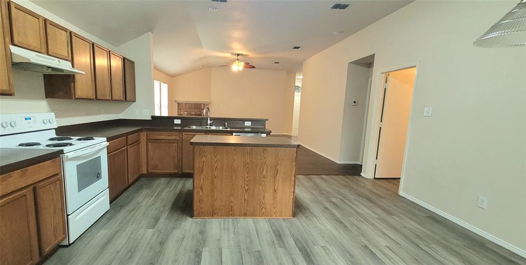 8470 Goldfinch Way Dallas, TX 75249 - Photo 4 of 20