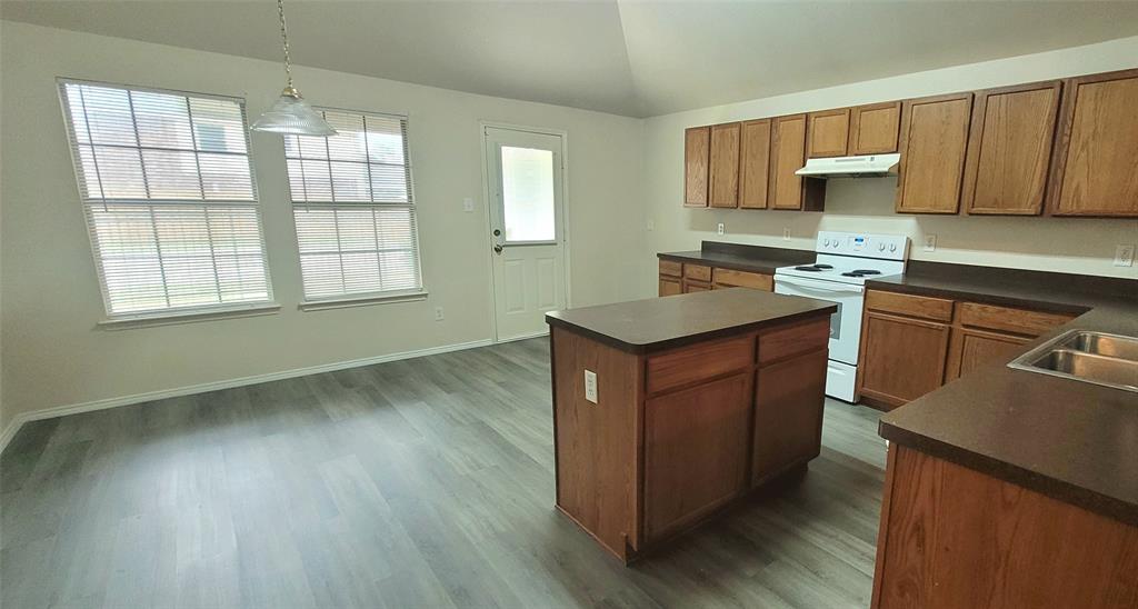 8470 Goldfinch Way Dallas, TX 75249 - Photo 6 of 20