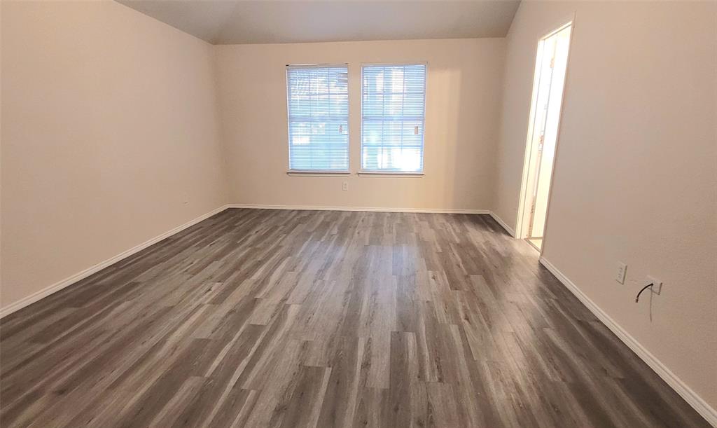 8470 Goldfinch Way Dallas, TX 75249 - Photo 10 of 20