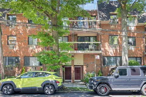 $689,999 | 71-34 162nd Street, Unit 3 | Pomonok