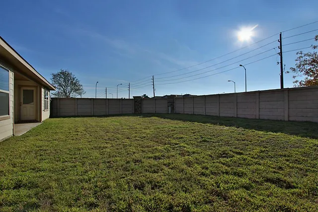 a view of a backyard