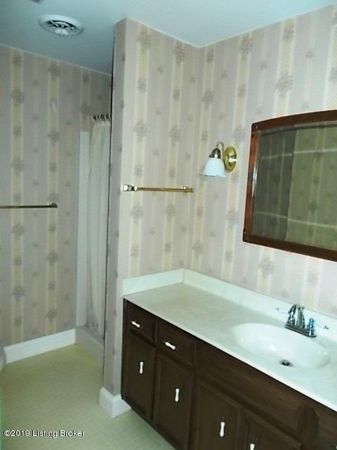1050 Bloomfield Road Bardstown, KY 40004 - Photo 16 of 27 2nd floor bathroom with walk-in shower