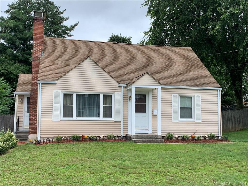 a view of a house with yard