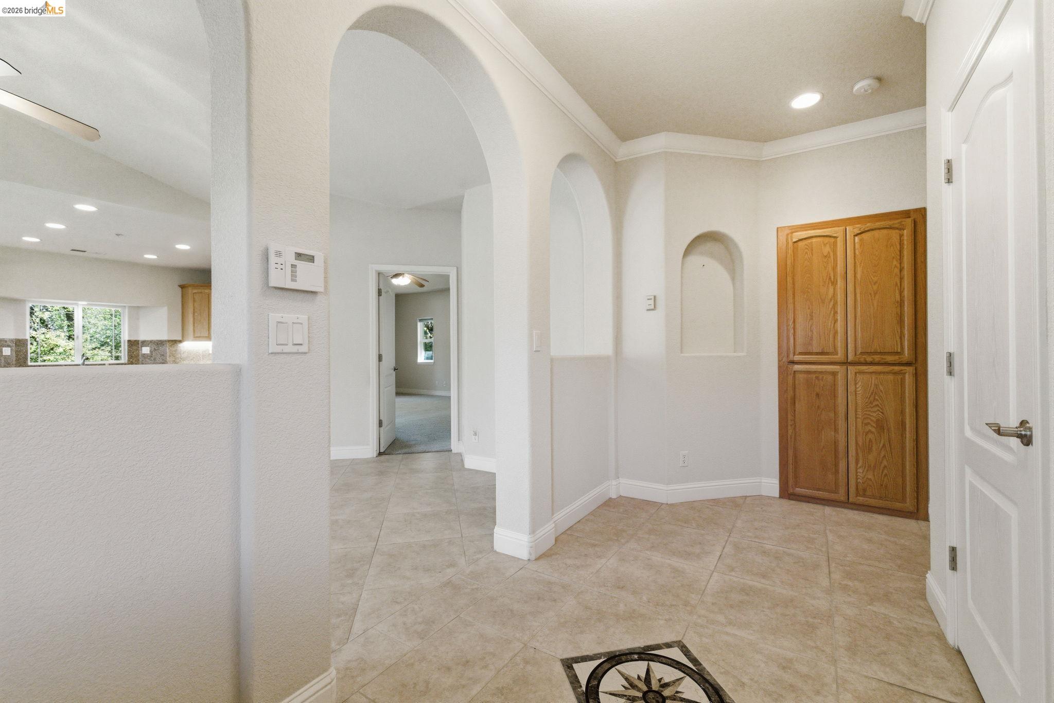 20245 Tuolumne Road North Tuolumne, CA 95379 - Photo 29 of 43 a view of a livingroom with a kitchen