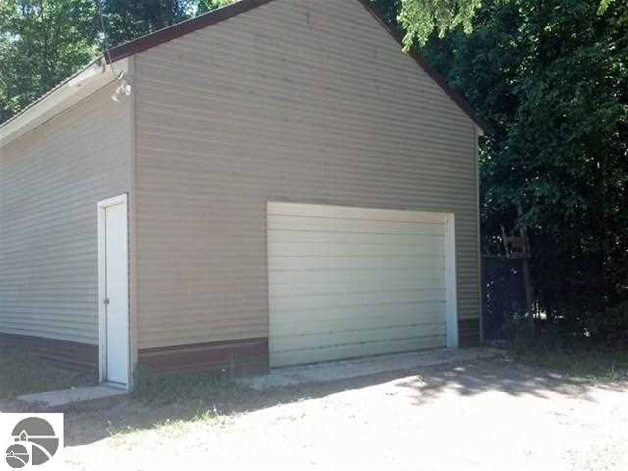 1556 South Weldon Road Beulah, MI 49617 - Photo 3 of 27 1780265-2.JPG