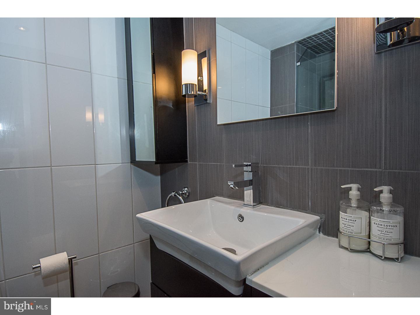 1919 Chestnut Street, Unit 1919 Philadelphia, PA 19103 - Photo 17 of 20