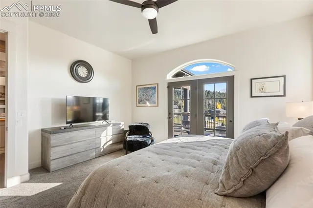 a en suite bathroom with a sink and a mirror