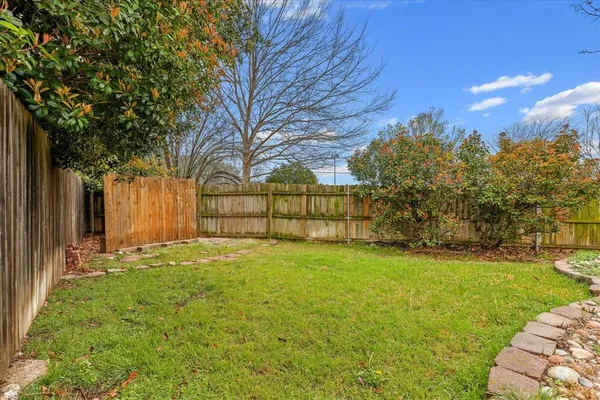 a view of a yard with a house