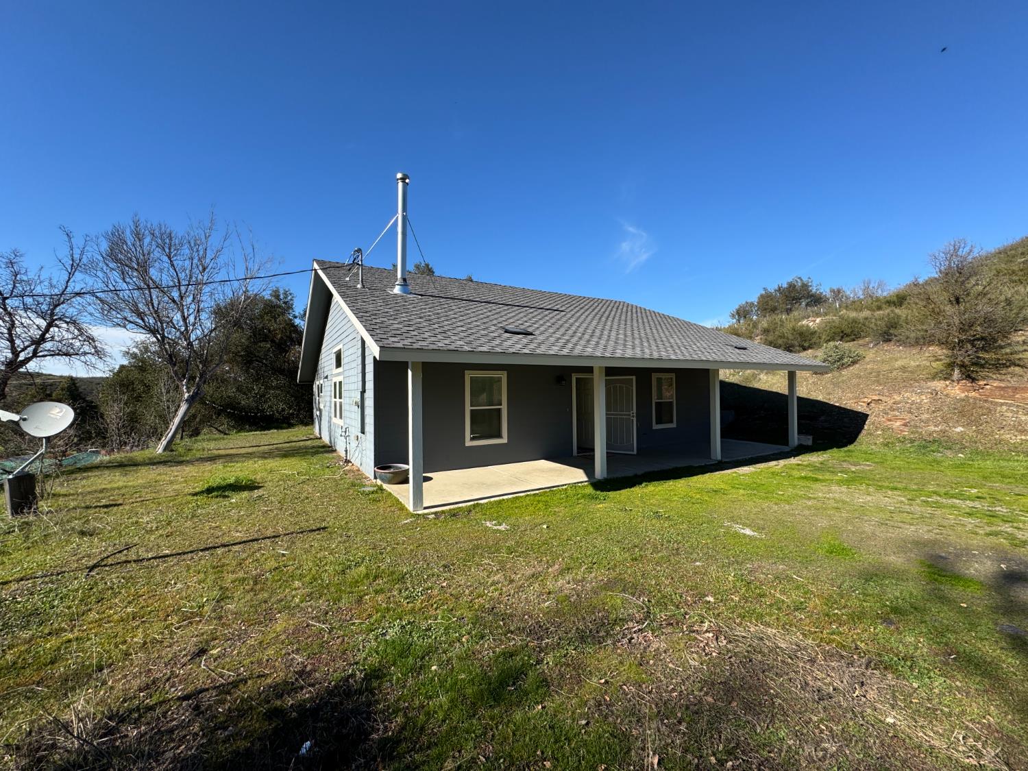 4968 Yaqui Gulch Road Mariposa, CA 95338 - Photo 3 of 28 a front view of a house with a yard