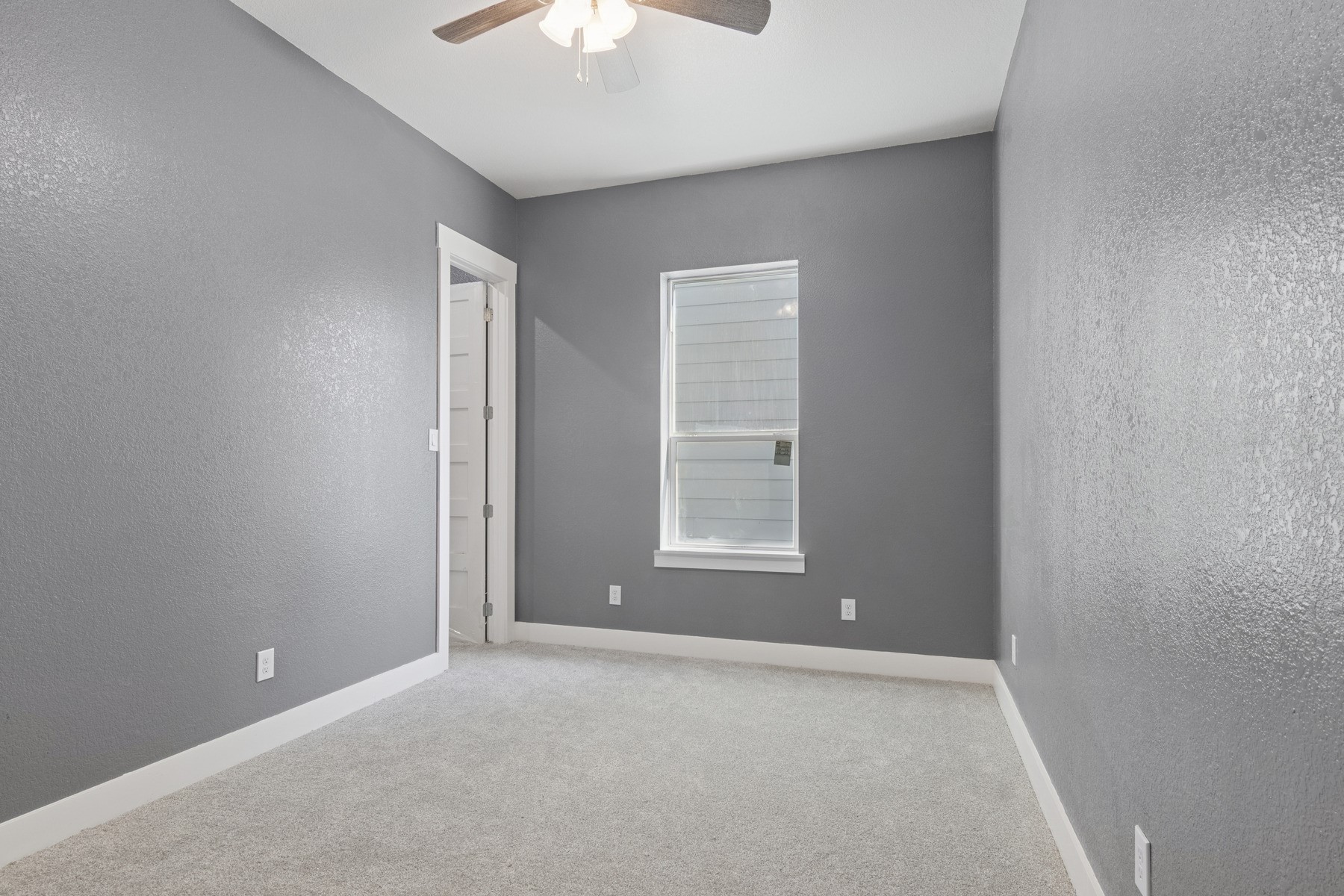 4704 Ward Street Houston, TX 77021 - Photo 11 of 20 an empty room with a empty space and windows