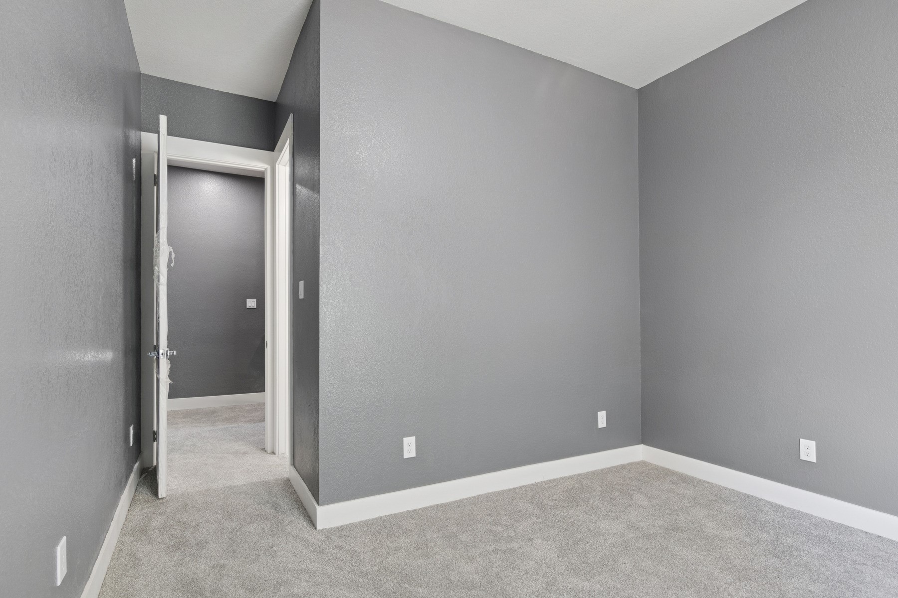4704 Ward Street Houston, TX 77021 - Photo 16 of 20 an empty room with closet and a bathroom