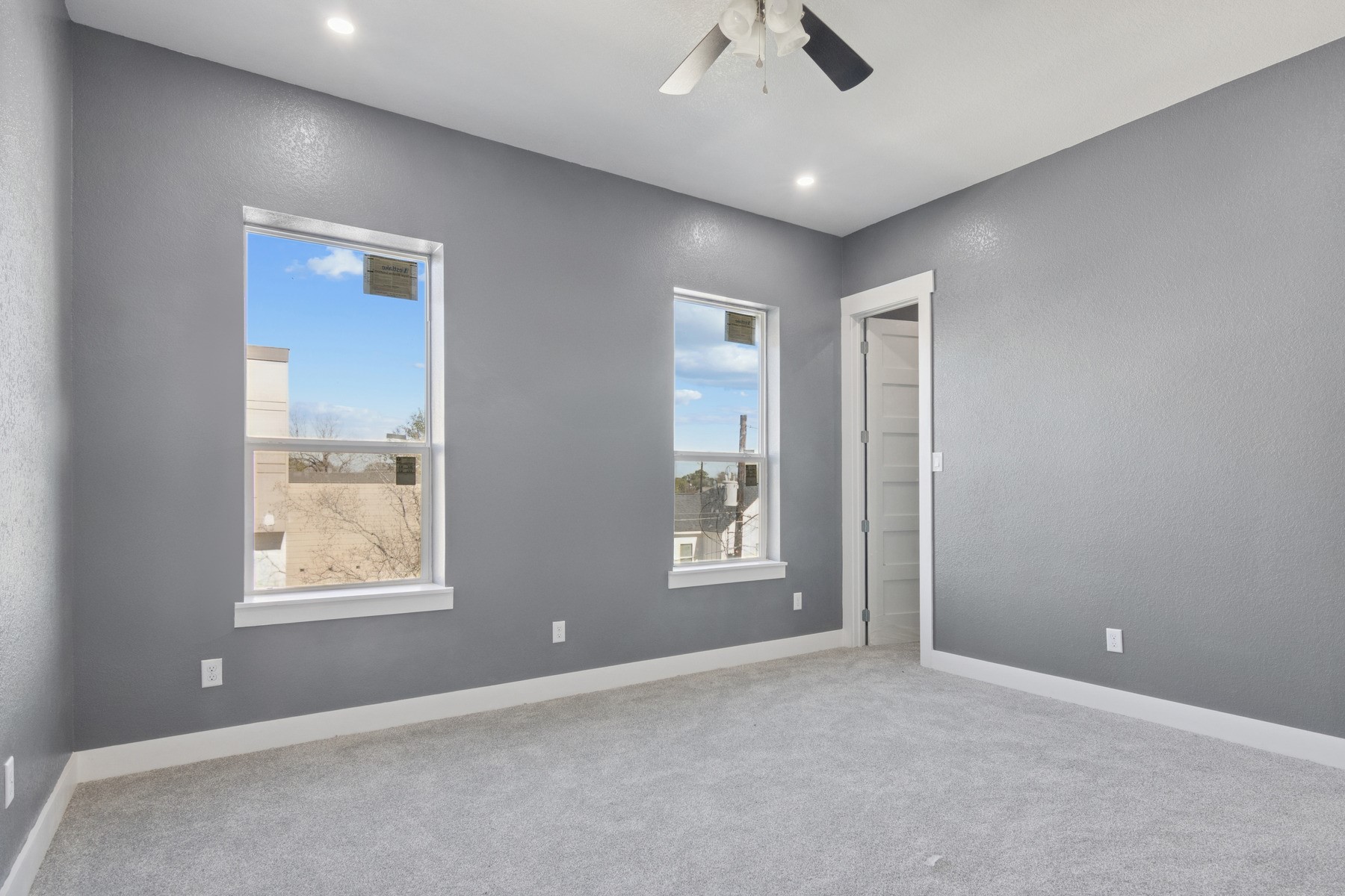 4704 Ward Street Houston, TX 77021 - Photo 18 of 20 en empty room with windows and ceiling fan