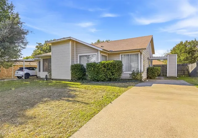 a front view of house with garage and yard