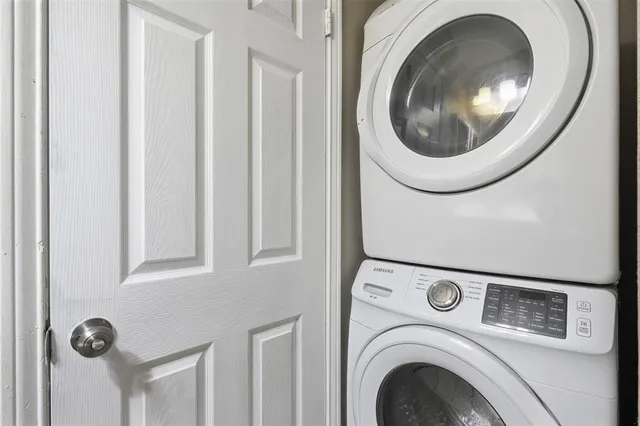 a close up view of a washer and dryer
