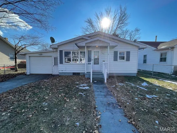 $67,777 | 143 East 2nd Street, Roxana, IL 62084