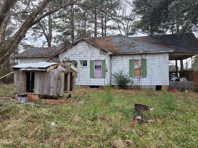 a front view of house with yard