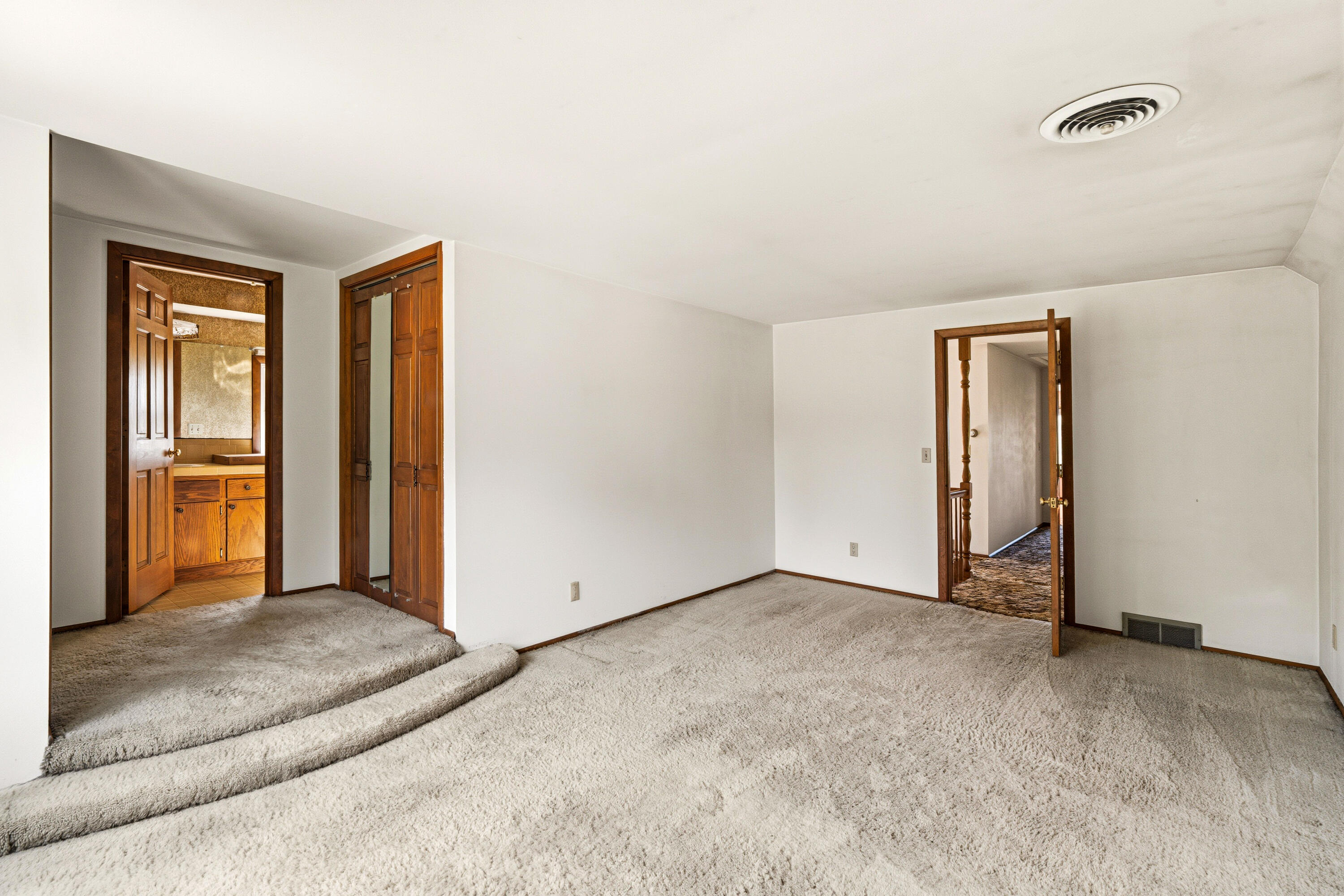 19272 West Coffee Road New Berlin, WI 53146 - Photo 21 of 49 Primary Bedroom